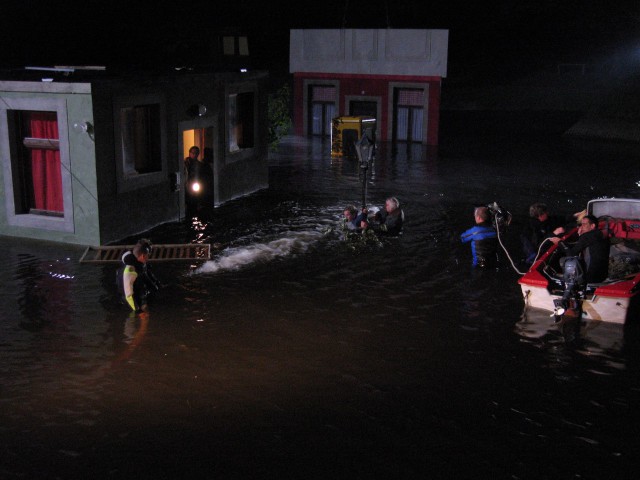 The Flood – night in the pool with DOP Tobias Albrecht