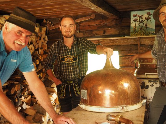 Zollbeamter Hans Eder in der Brennhütte