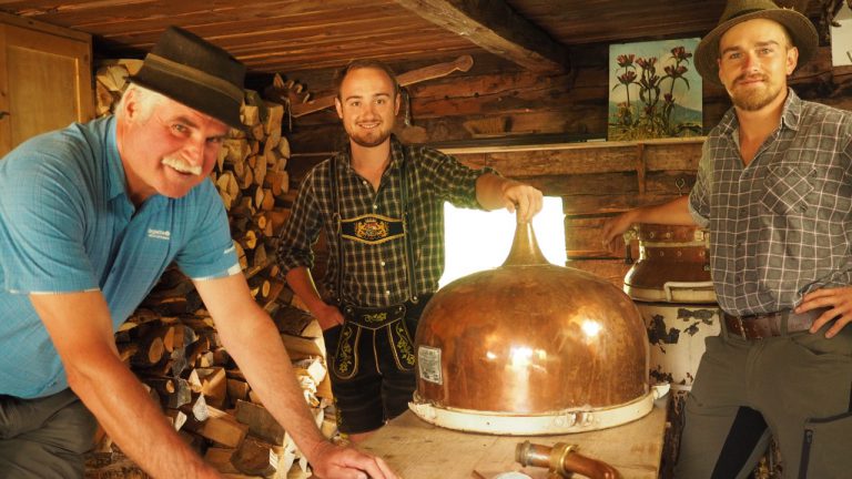 Zollbeamter Hans Eder in der Brennhütte