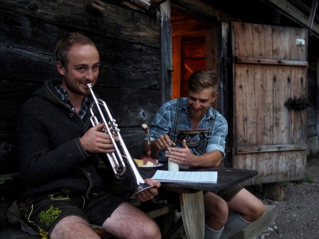 Lukas Schöbinger spielt Trompete vor der Brennerhütte