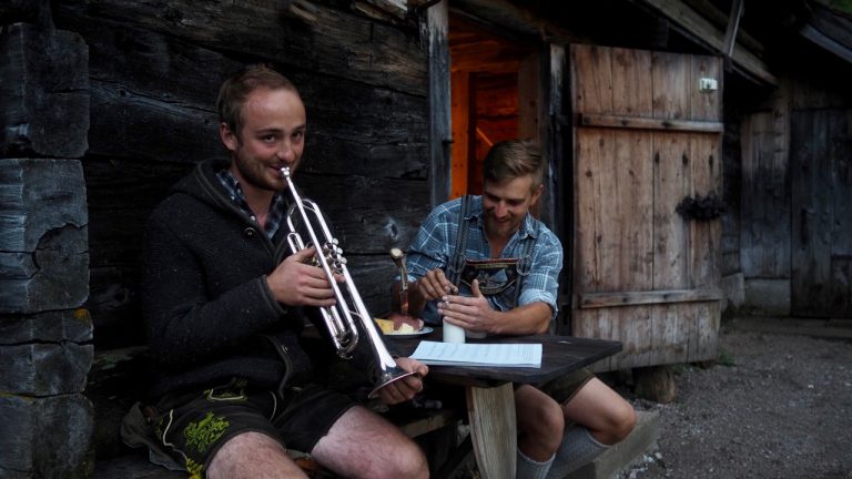 Lukas Schöbinger spielt Trompete vor der Brennerhütte