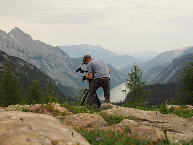 Kameramann Denis D. Lüthi am Gipfel des Feldkogel