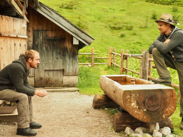 Lukas Schöbinger und Max Irlinger vor Brennerhütte am Funtensee